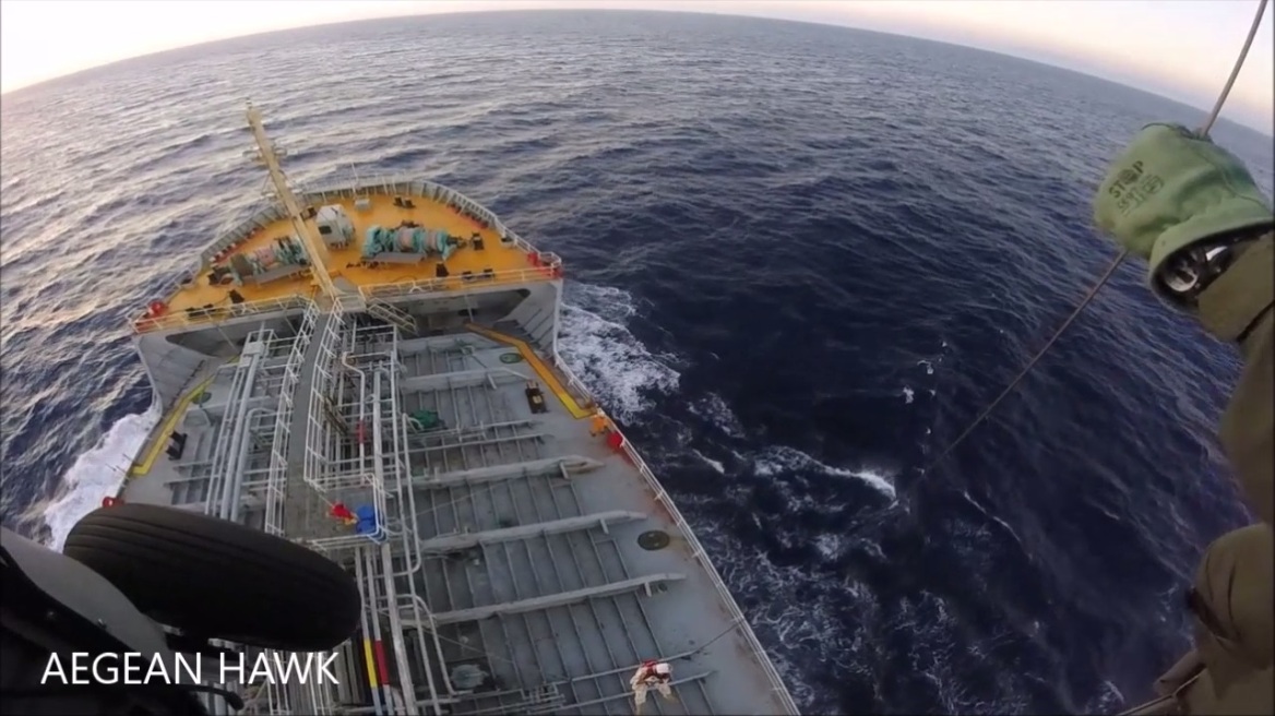 Βίντεο: Ελικόπτερο Aegean Hawk του Πολεμικού Ναυτικού μετέφερε ασθενή από δεξαμενόπλοιο στην Καλαμάτα